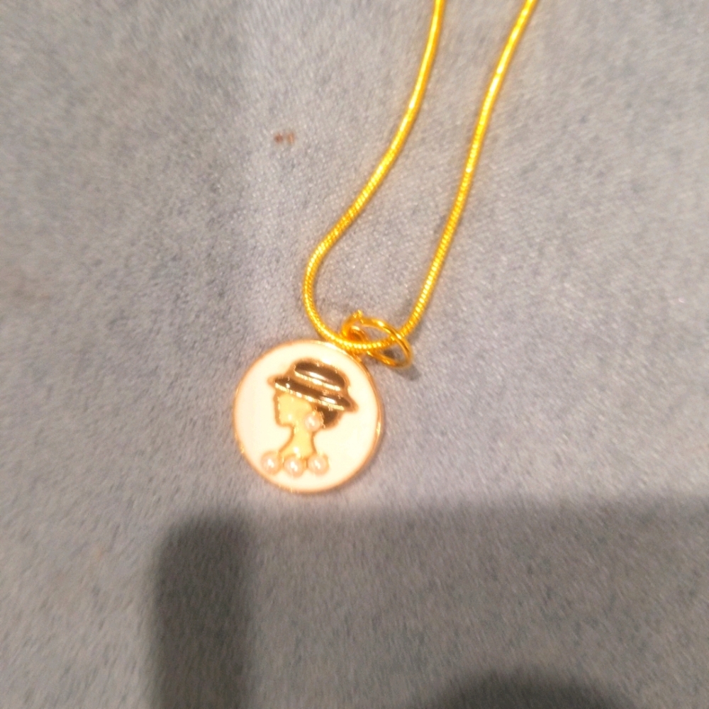 Cameo type necklace. N29